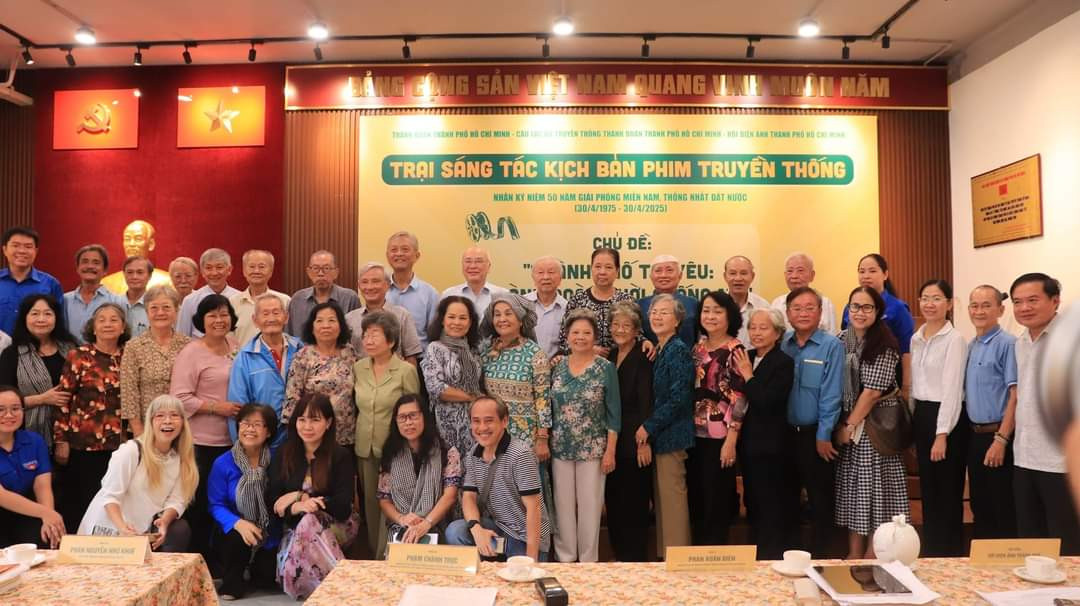 Khách mời và các trại sinh cùng chụp ảnh lưu niệm sau Lễ khai mạc Trại sáng tác. Khách mời và các trại sinh cùng chụp ảnh lưu niệm sau Lễ khai mạc Trại sáng tác.