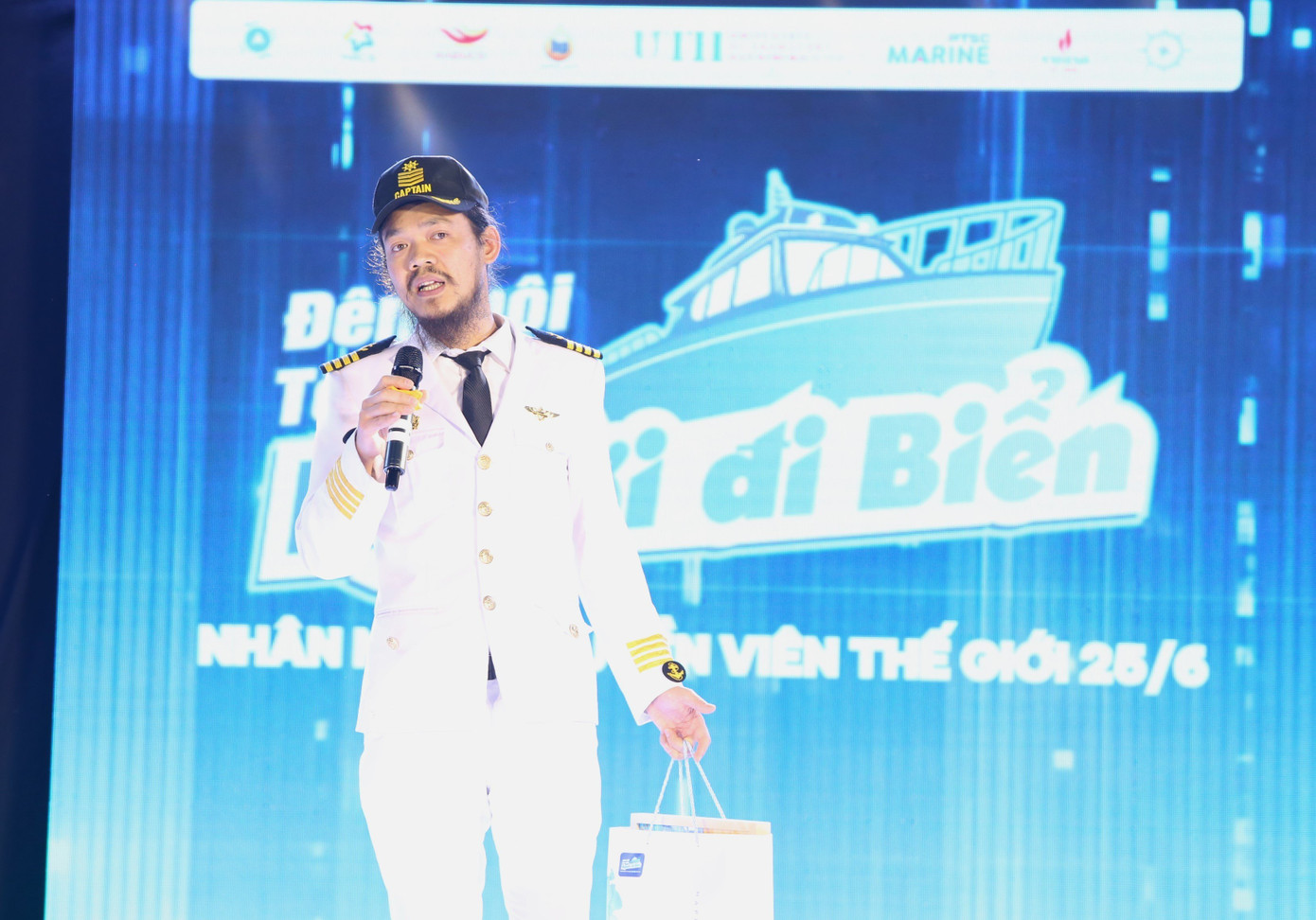 Qua việc đấu giá, anh Trực đóng góp một phần kinh phí chăm lo con em chiến sĩ Trường Sa.