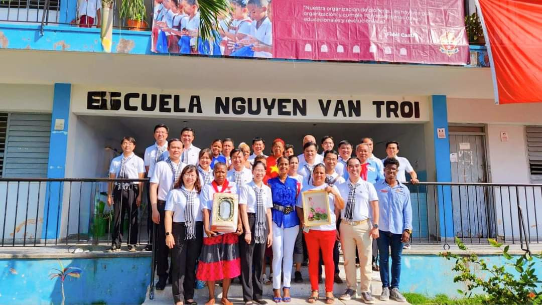 Đoàn làm việc Thành Đoàn TP. HCM đến thăm các em nhỏ tại trường Tiểu học Nguyễn Văn Trỗi (Cuba). (Ảnh: Thành Đoàn TP. HCM)