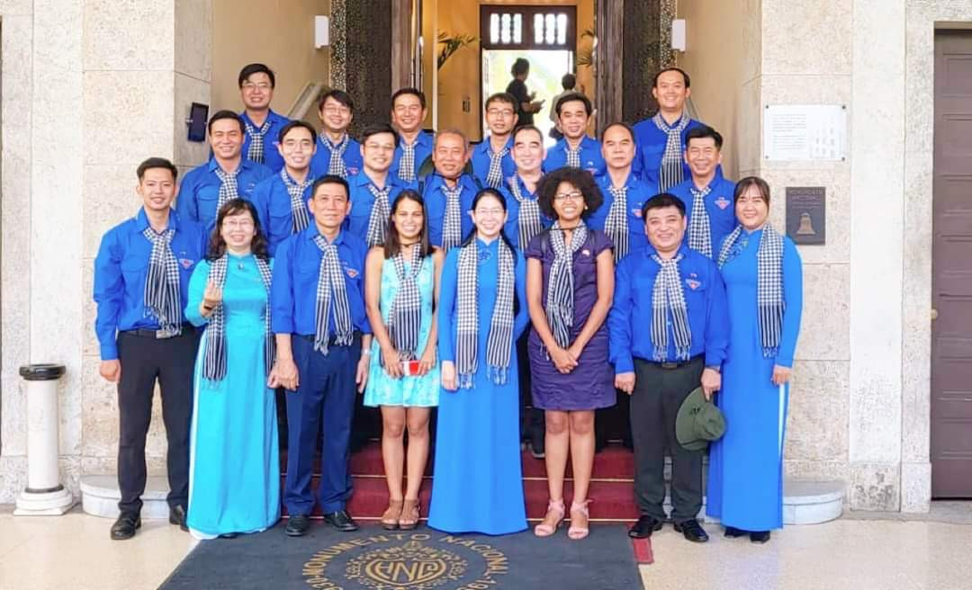 Đoàn đại biểu Thành Đoàn TP. HCM chụp hình cùng Thành Đoàn TP. La Habana. (Ảnh: Thành Đoàn TP. HCM)
