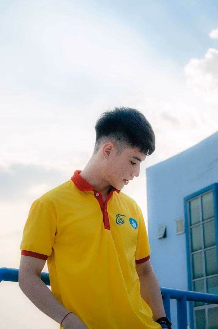 Một trong những mục tiêu của nam sinh Lâm Đồng là cống hiến với sứ mệnh phụng sự cho xã hội. Một trong những mục tiêu của nam sinh Lâm Đồng là cống hiến với sứ mệnh phụng sự cho xã hội.