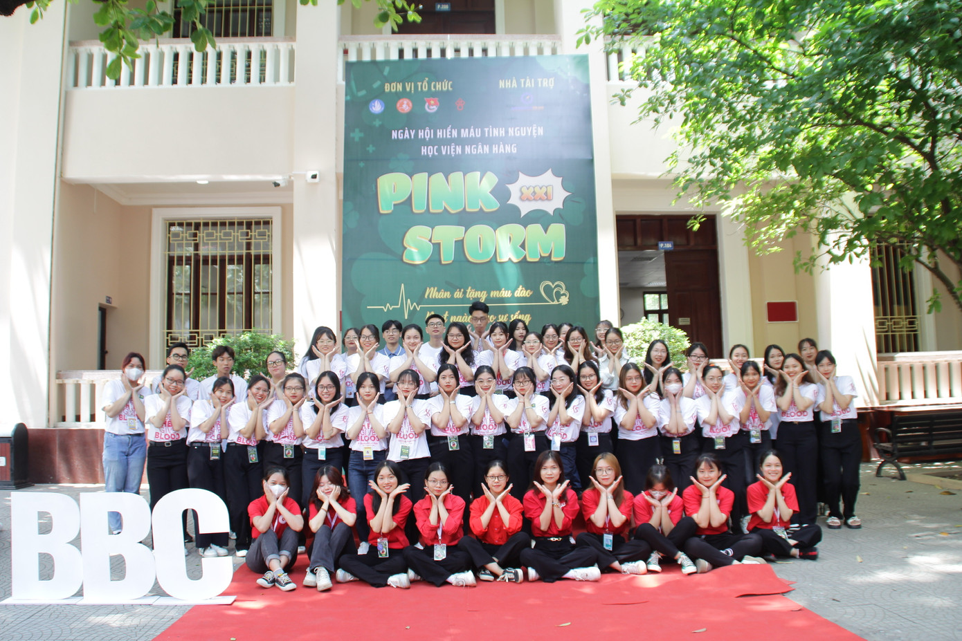 Các thành viên của CLB Sinh viên tình nguyện vận động hiến máu Học viện Ngân hàng.