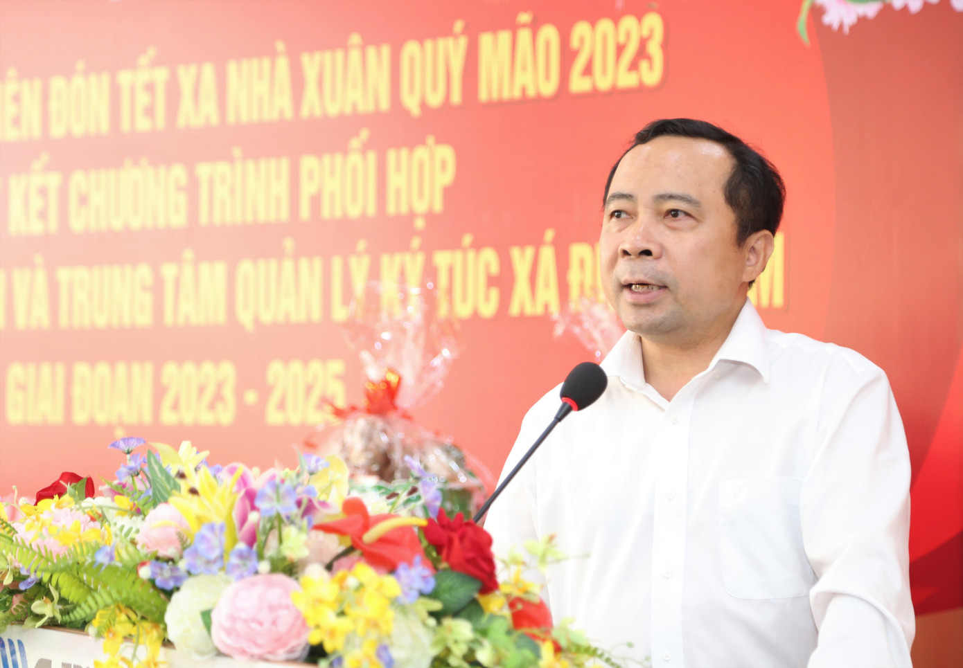 PGS. TS Vũ Hải Quân chia sẻ cùng sinh viên trong buổi lễ gặp mặt, tặng quà. (Ảnh: Ngô Tùng)