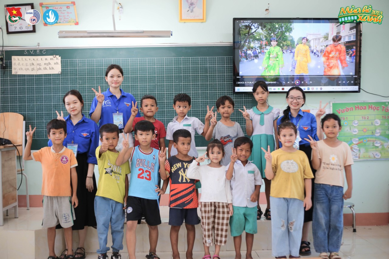 Các em học sinh rất dễ mến, lễ phép và chăm ngoan học tập. Các em học sinh rất dễ mến, lễ phép và chăm ngoan học tập.