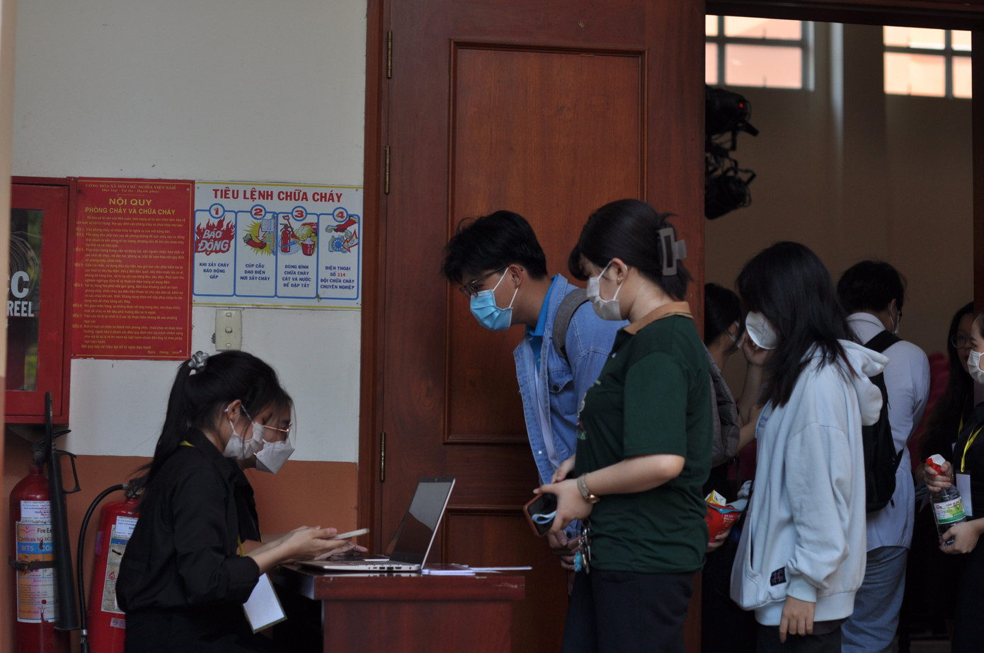 Đông đảo các bạn sinh viên đến tham dự chương trình.