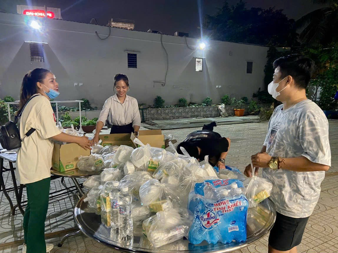 Thanh Tuấn (phải) và các thành viên nhóm đang chuẩn bị các suất ăn. (Ảnh: NVCC)