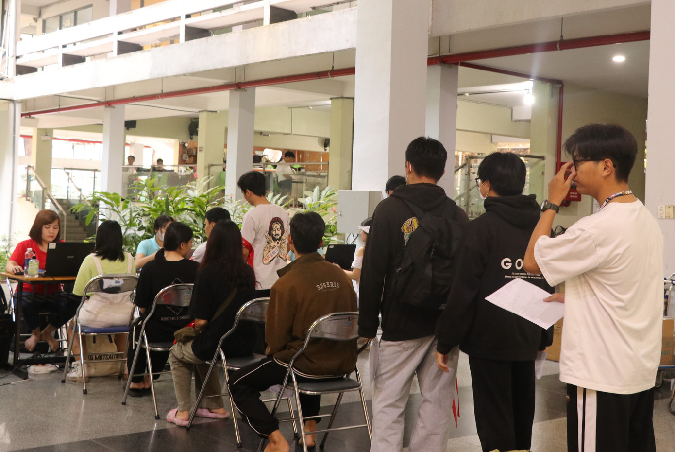 Rất đông các bạn sinh viên trường ĐH Kiến trúc TPHCM cùng hưởng ứng Ngày hội hiến máu Chủ nhật Đỏ.