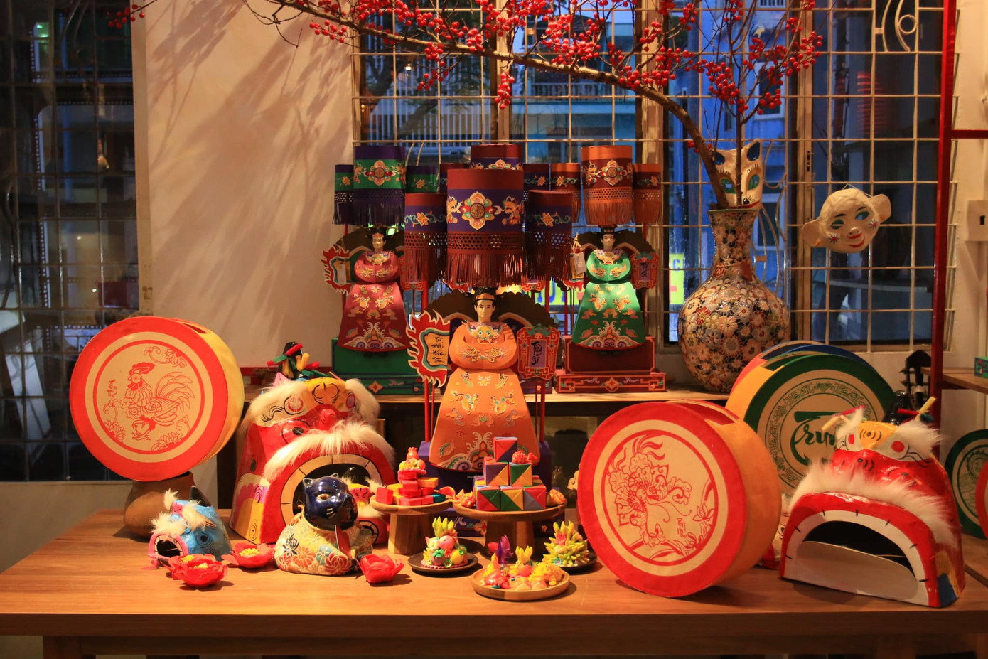 Sản phẩm "Tiến sĩ giấy" và cặp lồng đèn "Vọng Nguyệt" cũng được đông đảo người trẻ đón nhận. (Ảnh: NVCC) Sản phẩm "Tiến sĩ giấy" và cặp lồng đèn "Vọng Nguyệt" cũng được đông đảo người trẻ đón nhận. (Ảnh: NVCC)