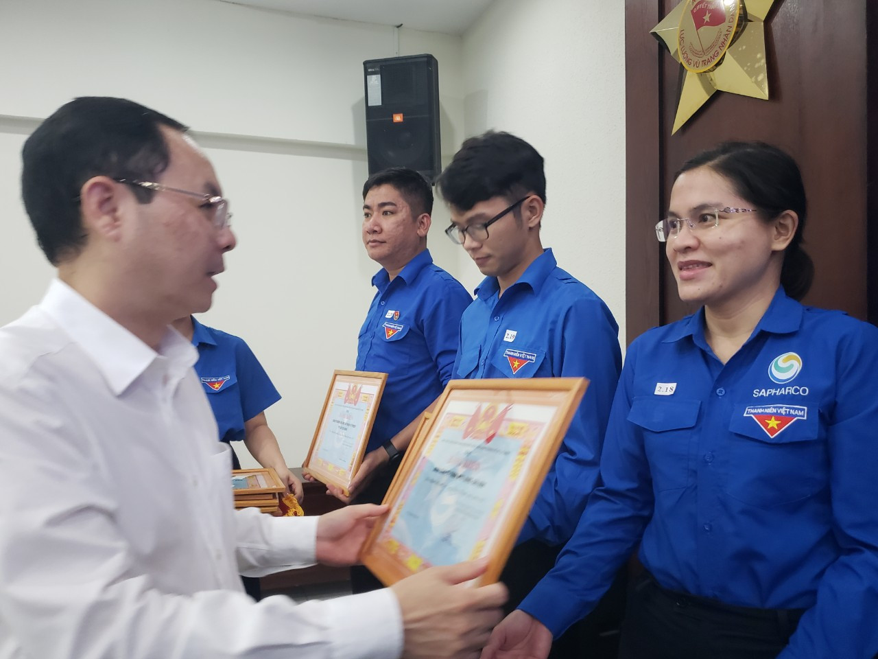 Ban Thường vụ Thành Đoàn tặng Bằng khen cho 40 tập thể và 6 cá nhân có thành tích tiêu biểu trong tháng thanh niên năm 2023. Trong ảnh, Phó Bí thư Thành ủy TPHCM Nguyễn Văn Hiếu trao bằng khen cho những đơn vị có những đóng góp tích cực trong Tháng Thanh niên.