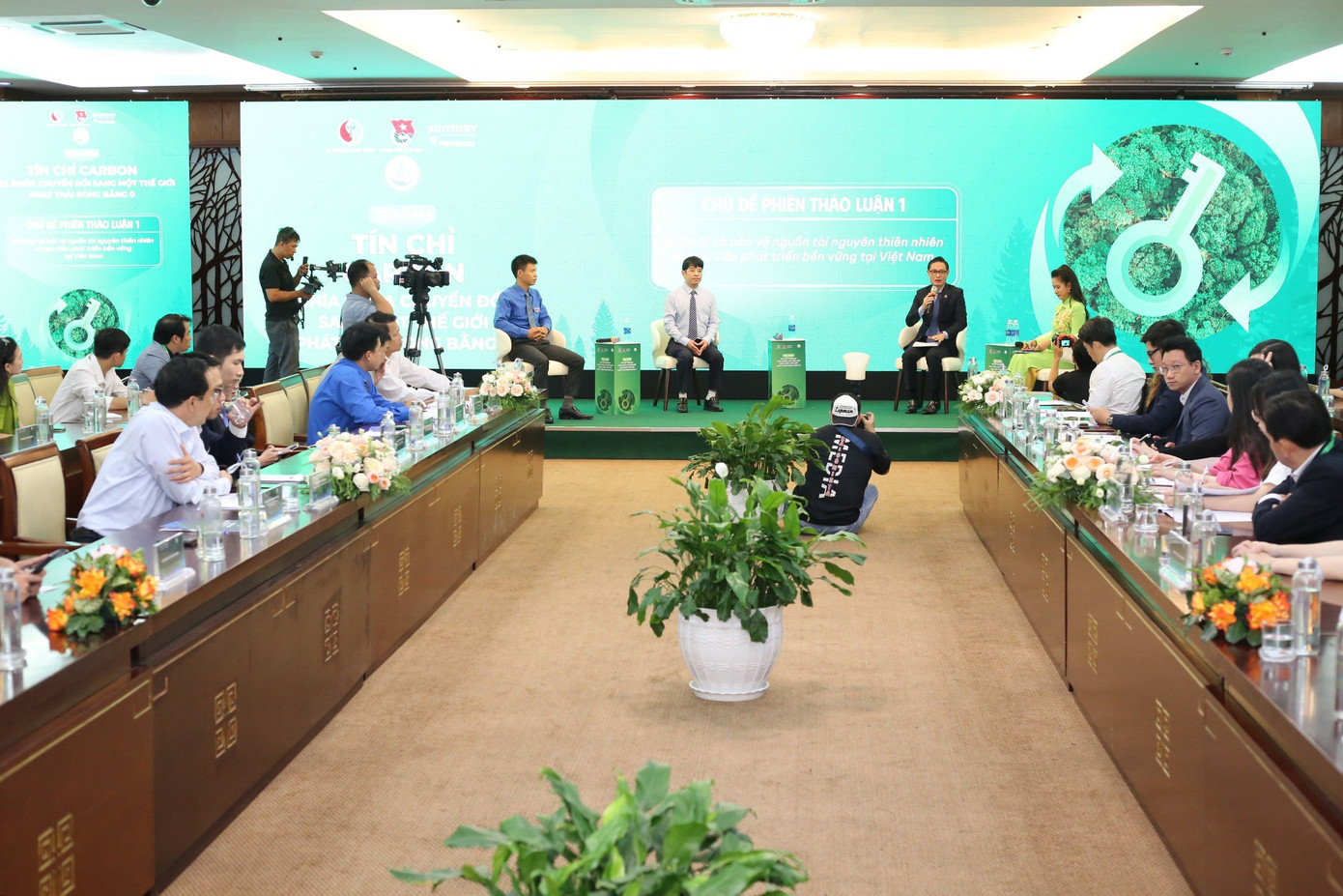 Các chuyên gia trao đổi tín chỉ Carbon. (Ảnh: Ngô Tùng)
