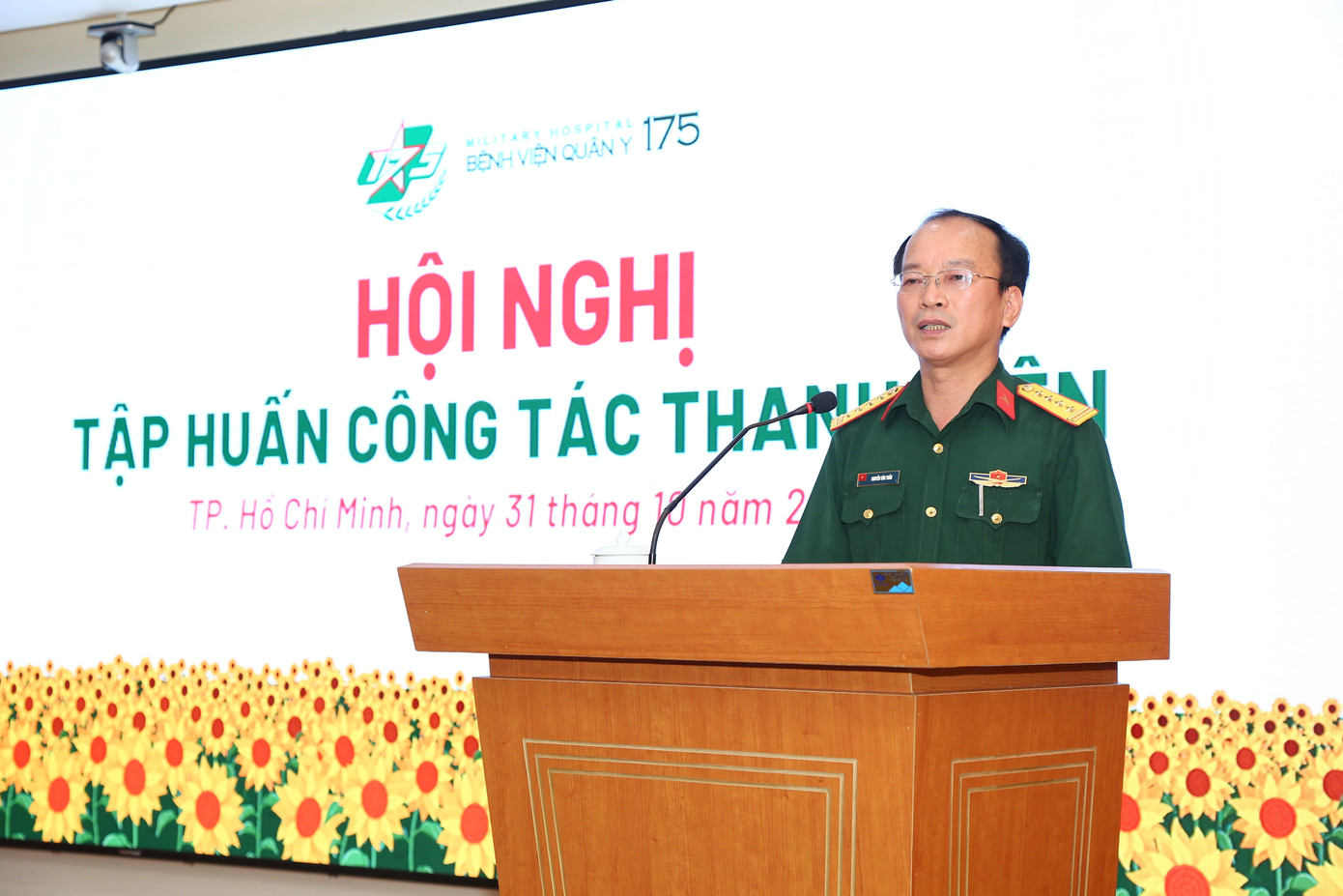 Đại tá Nguyễn Văn Tuấn, Chủ nhiệm Chính trị Bệnh viện Quân y 175 phát biểu tại hội nghị. Đại tá Nguyễn Văn Tuấn, Chủ nhiệm Chính trị Bệnh viện Quân y 175 phát biểu tại hội nghị.