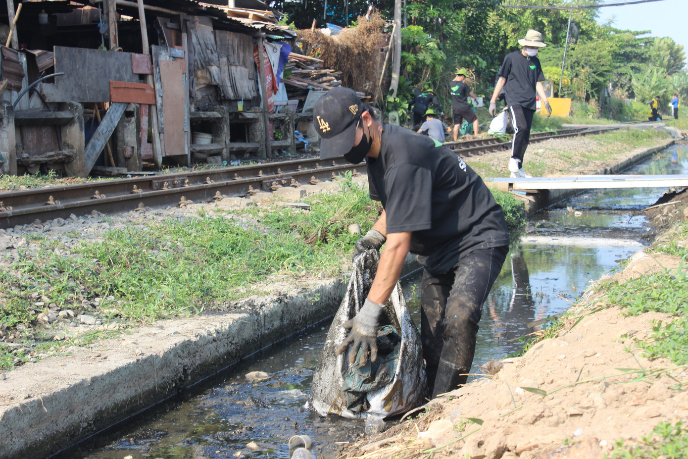 Nhữ Hòa (sinh viên năm tư, trường ĐH Công nghệ TPHCM) - thành viên của nhóm Sài Gòn xanh chia sẻ: “Rất nhiều thành viên nhóm Sài Gòn xanh cùng tham gia. Thông qua hoạt động này, mình cũng mong rằng các bạn trẻ và người dân ngày càng có ý thức giữ gìn môi trường sống”.