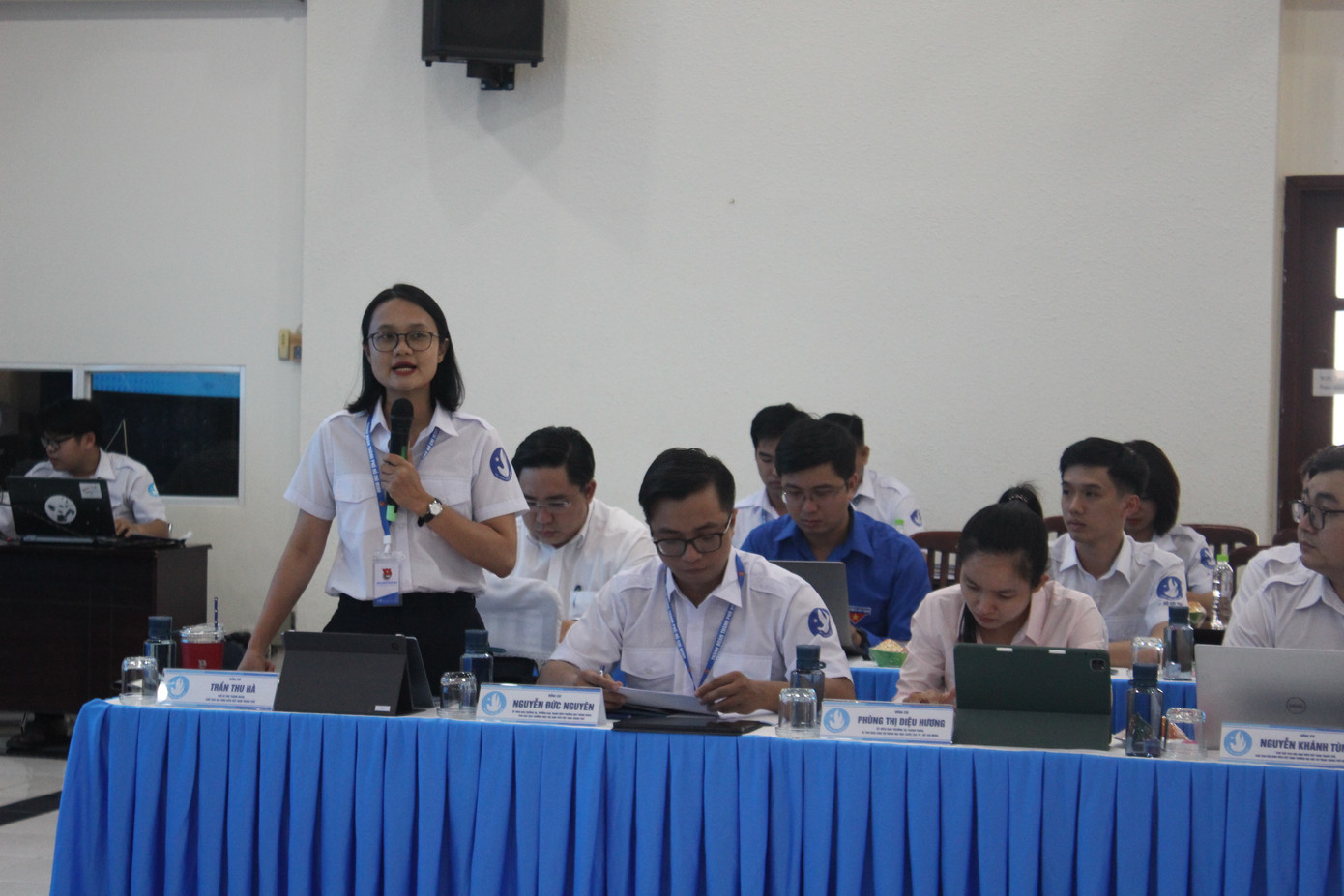 Chị Trần Thu Hà – Phó Bí thư Thành Đoàn TP. HCM, Chủ tịch Hội Sinh viên TP. HCM báo cáo tình hình công tác Hội và phong trào sinh viên của TP. HCM, năm học 2022 – 2023.