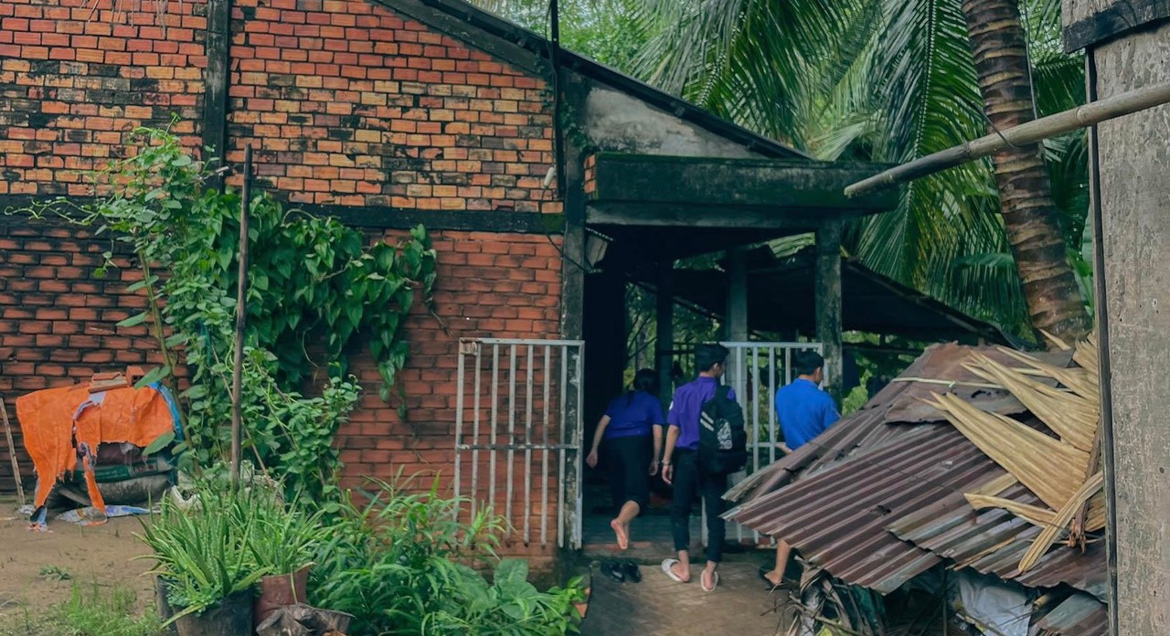 Đội CTXH trường ĐH Kinh tế TP. HCM đến thăm các hộ gia đình có hoàn cảnh khó khăn trước khi xuống địa phương tình nguyện.