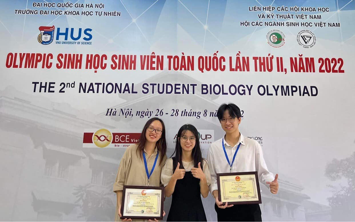 Phương (ngoài cùng, bên phải) nhận giải Nhất Olympic Sinh học sinh viên Toàn quốc.