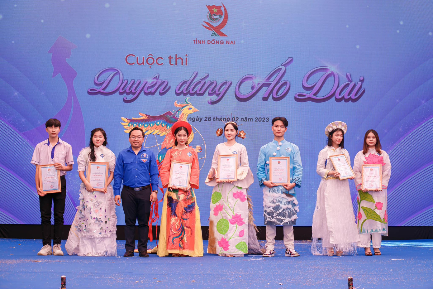Cuộc thi &quot;Duyên dáng Áo dài&quot; được tổ chức trong dịp này.