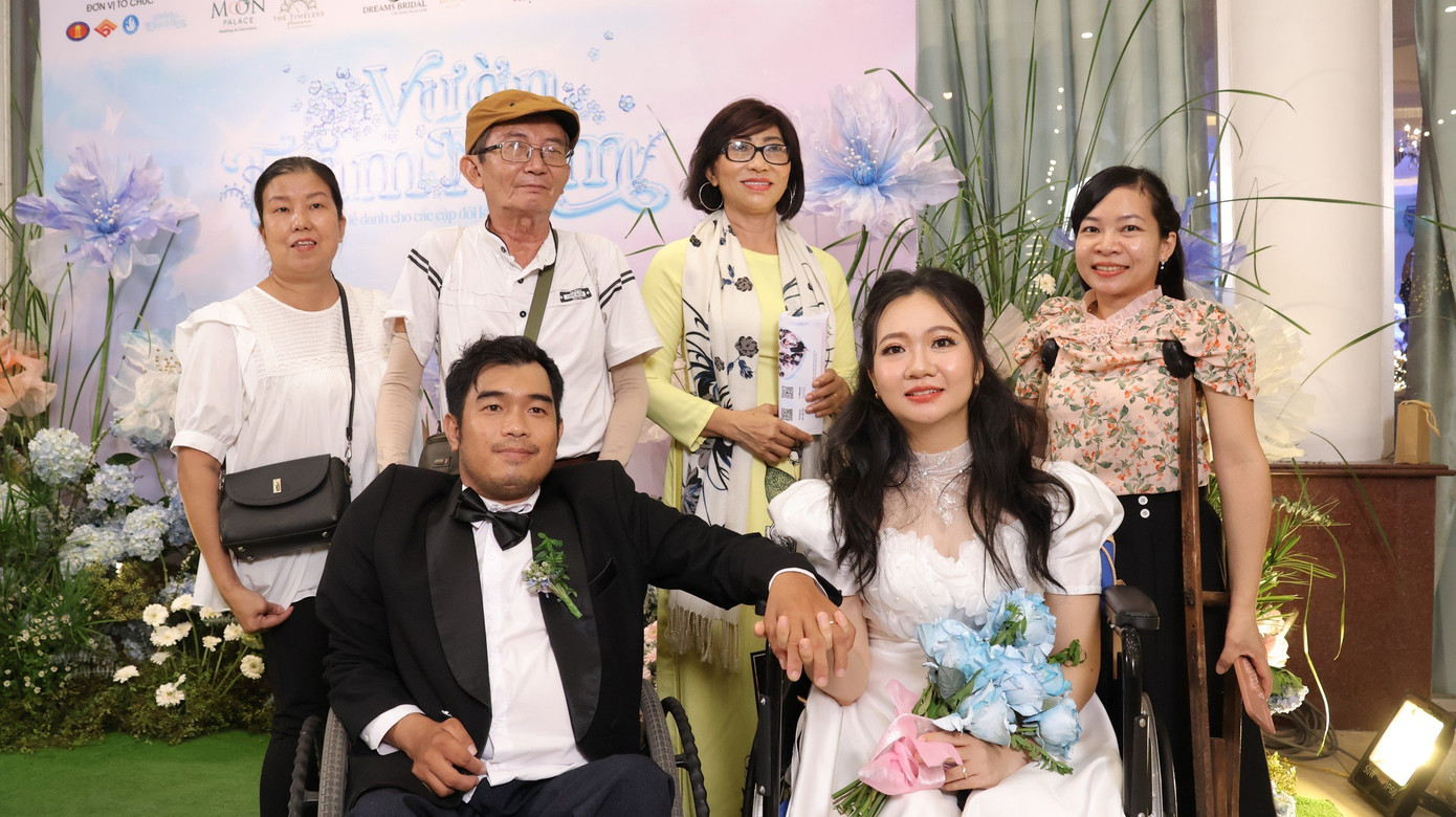 Anh Nguyễn Vũ Sơn nắm chặt tay bà xã Nguyễn Thị Mỹ Dung. Anh Nguyễn Vũ Sơn nắm chặt tay bà xã Nguyễn Thị Mỹ Dung.