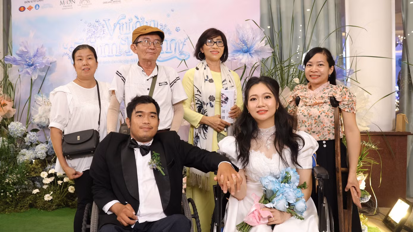 Anh Nguyễn Vũ Sơn nắm chặt tay bà xã Nguyễn Thị Mỹ Dung.