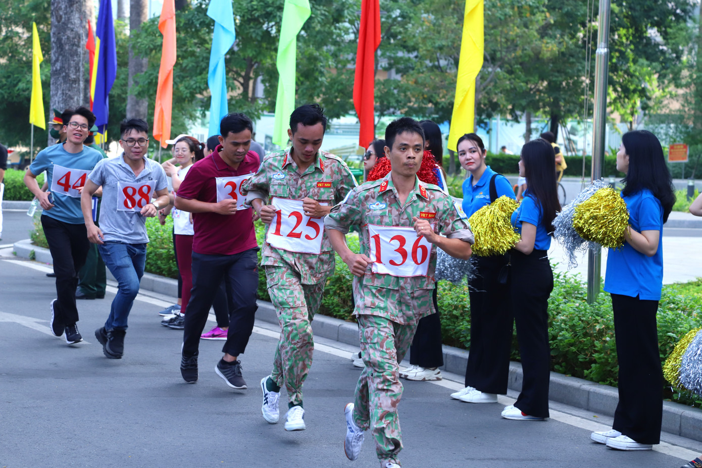 Tất cả vận động viên tham dự đều thể hiện quyết tâm trong từng bước chạy của mình. Tất cả vận động viên tham dự đều thể hiện quyết tâm trong từng bước chạy của mình.