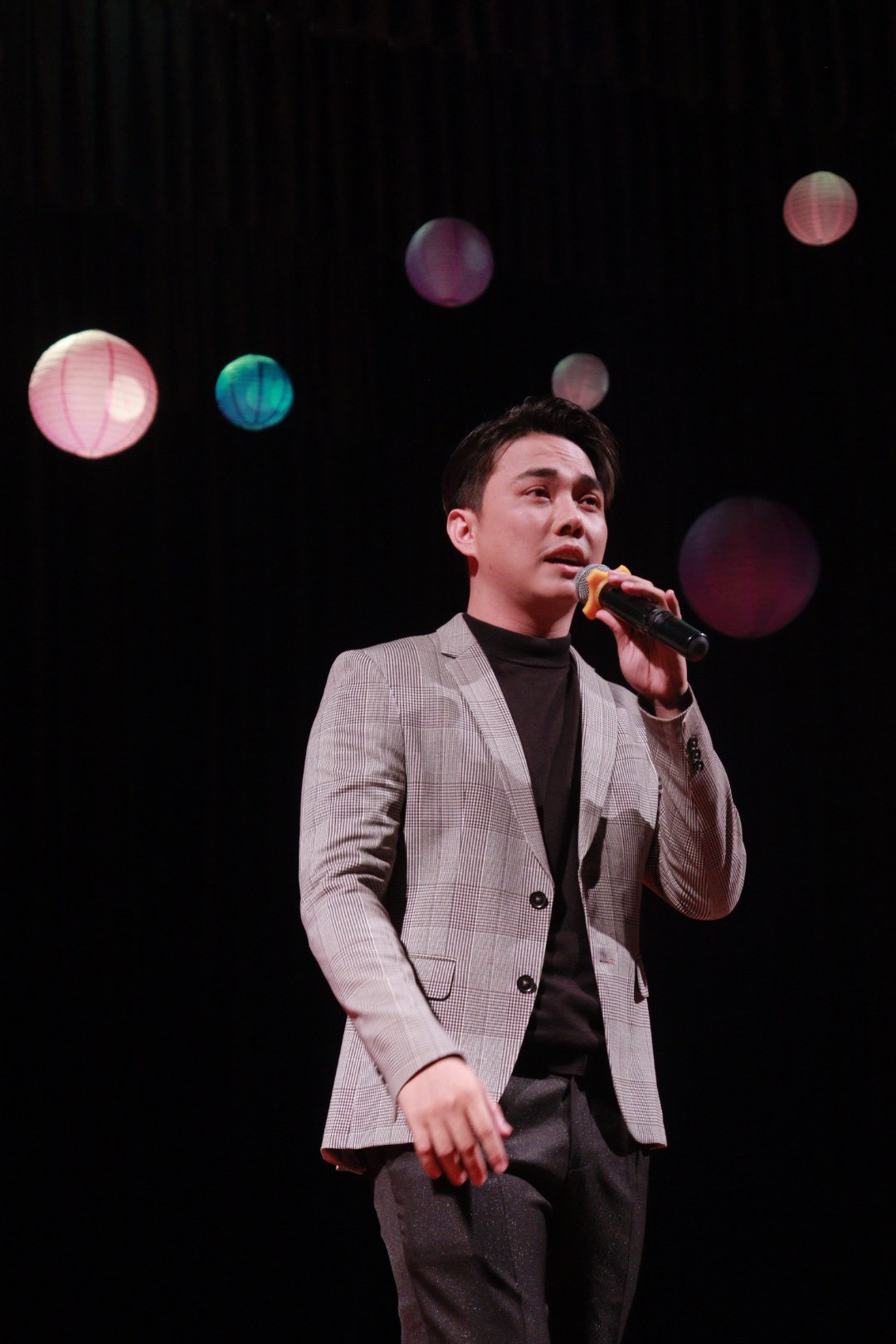 Nhiều nghệ sĩ đã góp mặt trong đêm nhạc gây quỹ "Say". Nhiều nghệ sĩ đã góp mặt trong đêm nhạc gây quỹ "Say".