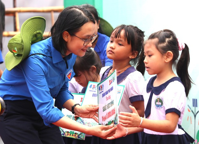 Phó Bí thư Thành Đoàn TP. HCM Trần Thu Hà trao học bổng cho các em nhỏ tại xã đảo Thạnh An. (Ảnh: Ngô Tùng) Phó Bí thư Thành Đoàn TP. HCM Trần Thu Hà trao học bổng cho các em nhỏ tại xã đảo Thạnh An. (Ảnh: Ngô Tùng)