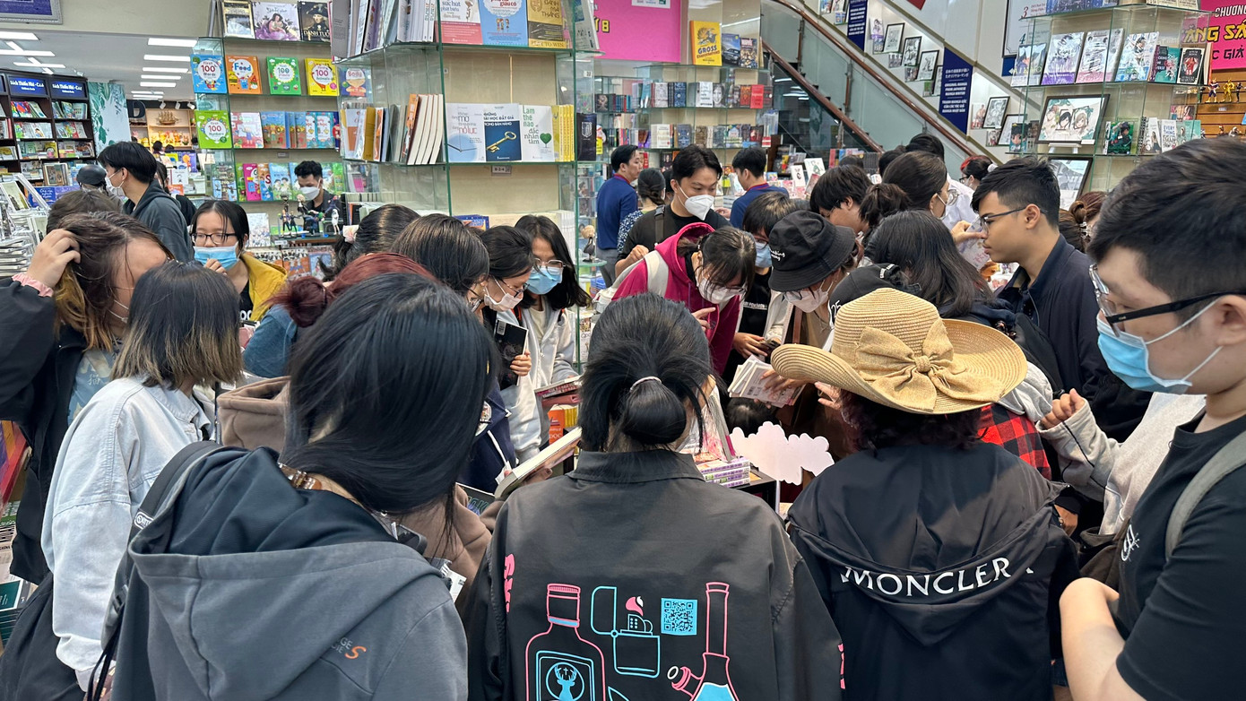 Quầy sách truyện tranh Manga tại nhà sách Fahasa luôn trong tình trạng đông nghịt các bạn trẻ tới mua.