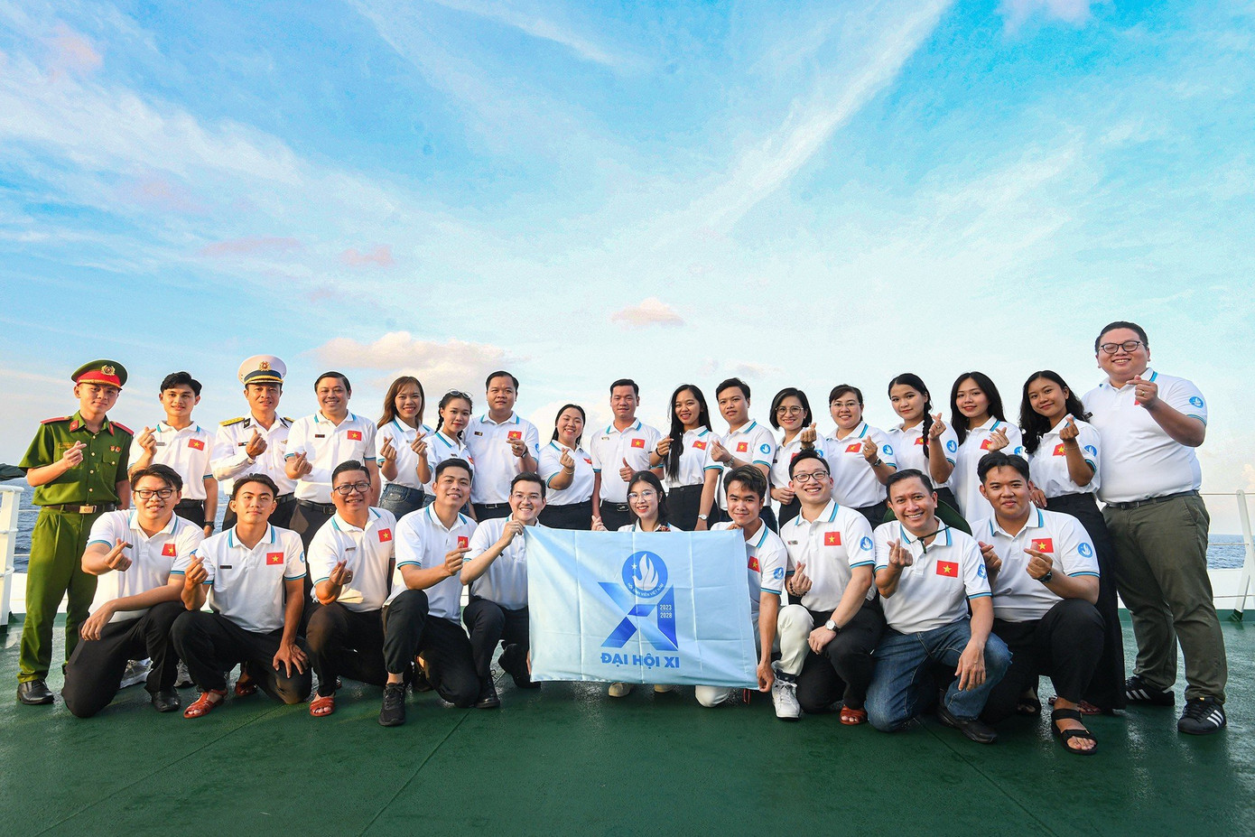 Ánh Dương (hàng đứng, thứ hai từ phải qua) đã có được những trải nghiệm quý báu sau chuyến hải trình đầy ý nghĩa. (Ảnh: NVCC)