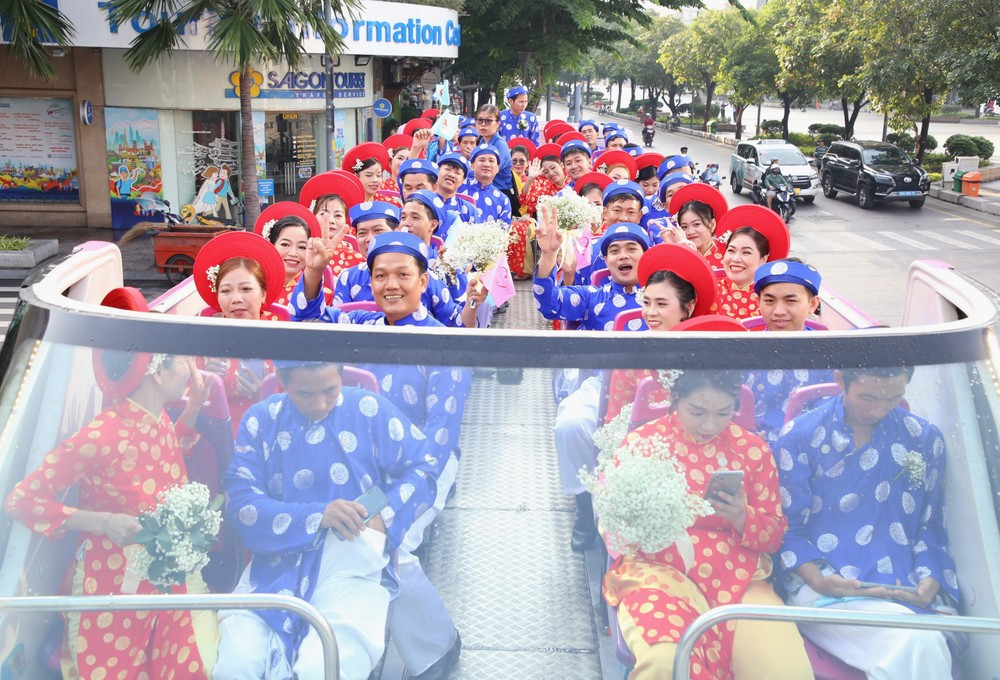 82 cặp đôi cùng tổ chức đám cưới tập thể trải nghiệm xe buýt 2 tầng quanh TP. HCM.