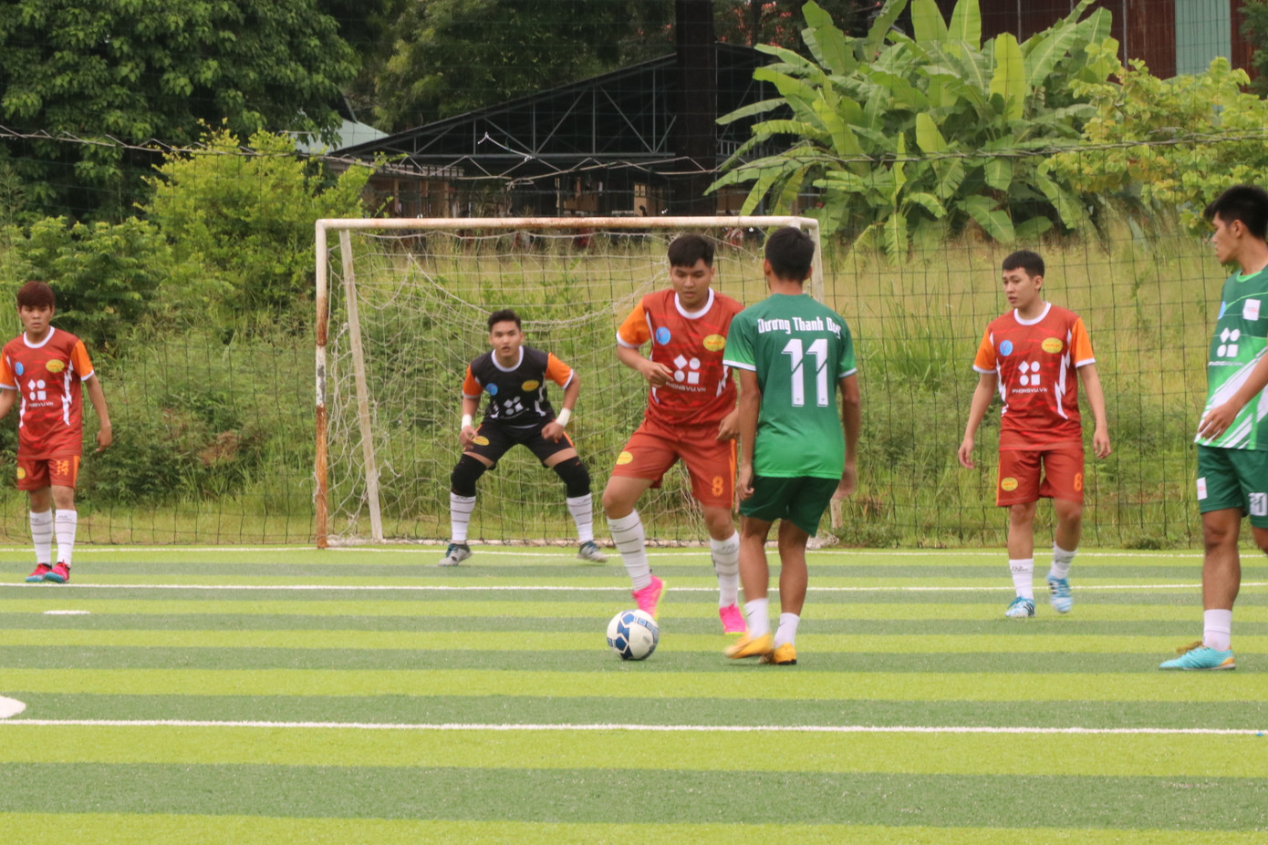 Dù sân đấu có phần không thuận lợi do cơn mưa buổi sáng nhưng các vận động viên vẫn thi đấu hết mình với quyết tâm cao độ.