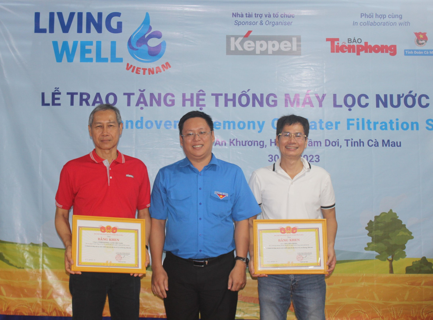 Nhà báo Lý Thành Tâm - Trưởng cơ quan đại diện báo Tiền Phong (bên phải) và ông Adris Bin Isnin - Giám đốc Bộ phận Quản lý Dự án và Bền vững thuộc Bộ phận Bất động sản của Tập đoàn Keppel tại Việt Nam (bên trái) nhận Bằng khen của Ban Thường vụ Tỉnh Đoàn Cà Mau. Nhà báo Lý Thành Tâm - Trưởng cơ quan đại diện báo Tiền Phong (bên phải) và ông Adris Bin Isnin - Giám đốc Bộ phận Quản lý Dự án và Bền vững thuộc Bộ phận Bất động sản của Tập đoàn Keppel tại Việt Nam (bên trái) nhận Bằng khen của Ban Thường vụ Tỉnh Đoàn Cà Mau.