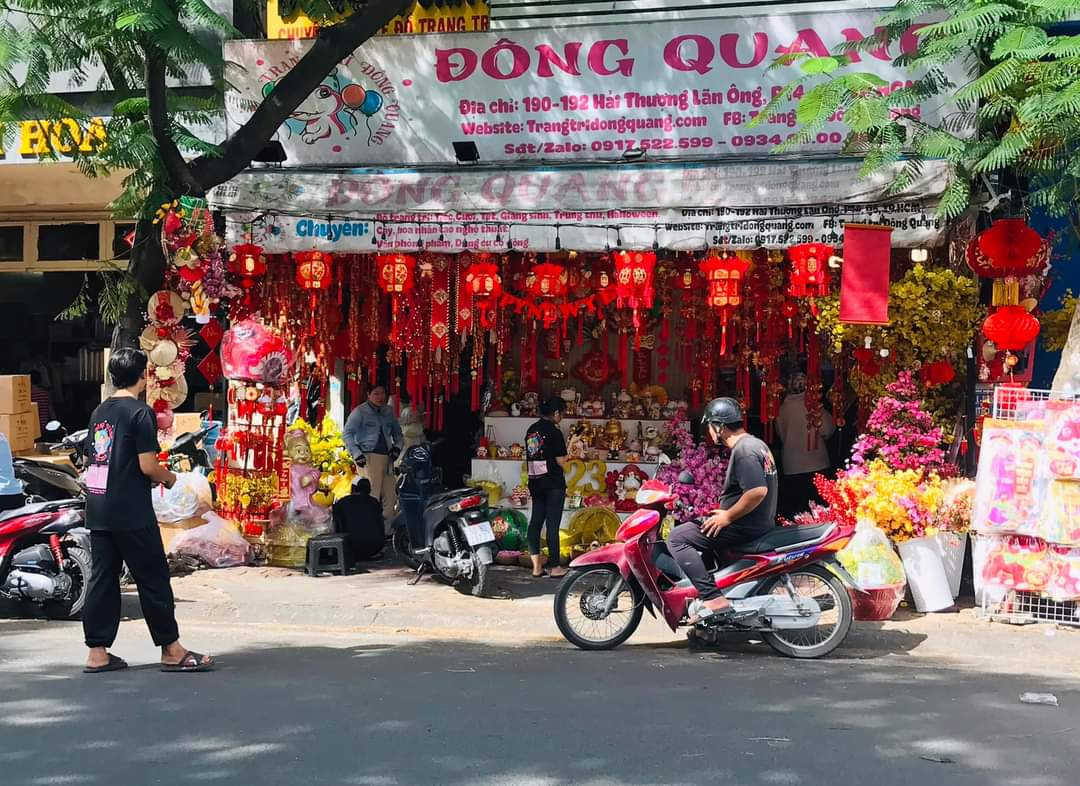 Nhiều bạn trẻ Sài Gòn ghé con phố này mua đồ về trang trí.