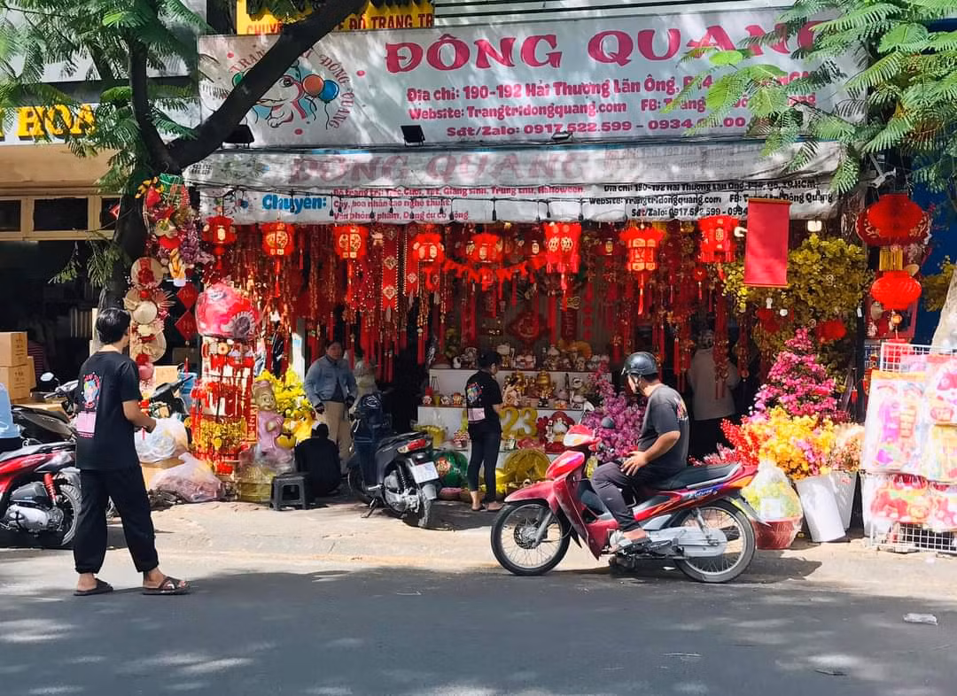 Nhiều bạn trẻ Sài Gòn ghé con phố này mua đồ về trang trí.