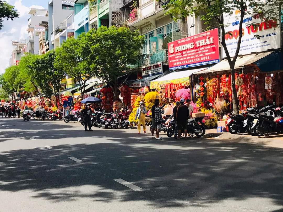 Với người dân TP. HCM, nhắc đến đồ trang trí Tết phần lớn đều nghĩ đến ngay phố Hải Thượng Lãn Ông (Q. 5). Cứ mỗi dịp Tết đến, con đường này lại tấp nập người mua kẻ bán. Các mặt hàng trang trí Tết rực rỡ sắc màu, hình thức, mẫu mã đa dạng được bày bán như: đèn lồng, các loại tranh treo tường, câu đối, các loại hoa nhựa, phong bao lì xì…