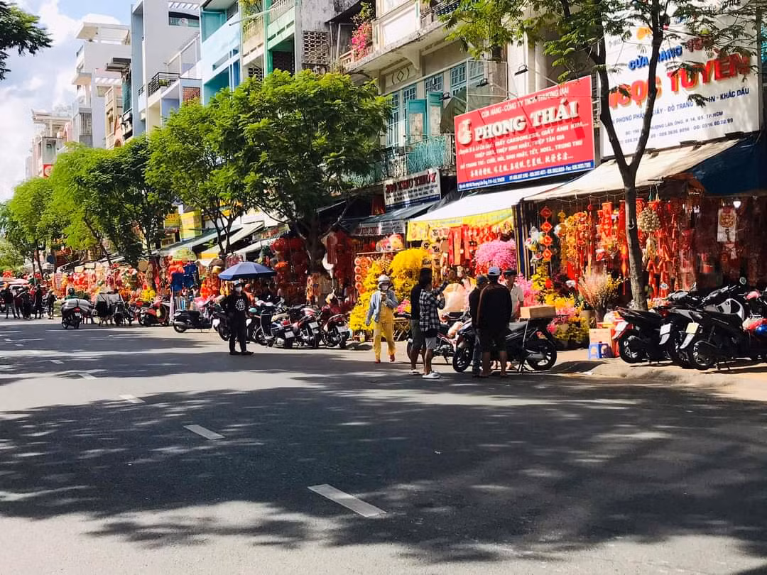 Với người dân TP. HCM, nhắc đến đồ trang trí Tết phần lớn đều nghĩ đến ngay phố Hải Thượng Lãn Ông (Q. 5). Cứ mỗi dịp Tết đến, con đường này lại tấp nập người mua kẻ bán. Các mặt hàng trang trí Tết rực rỡ sắc màu, hình thức, mẫu mã đa dạng được bày bán như: đèn lồng, các loại tranh treo tường, câu đối, các loại hoa nhựa, phong bao lì xì…