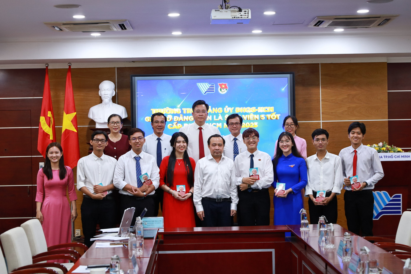 11 đảng viên đạt danh hiệu 'Sinh viên 5 tốt' cấp ĐHQG TP. HCM năm 2023 cùng chụp hình với PGS. TS Vũ Hải Quân - Bí thư Đảng ủy, Giám đốc ĐHQG TP. HCM (giữa) tại buổi gặp mặt. (Ảnh: ĐHQG TP. HCM) 11 đảng viên đạt danh hiệu 'Sinh viên 5 tốt' cấp ĐHQG TP. HCM năm 2023 cùng chụp hình với PGS. TS Vũ Hải Quân - Bí thư Đảng ủy, Giám đốc ĐHQG TP. HCM (giữa) tại buổi gặp mặt. (Ảnh: ĐHQG TP. HCM)