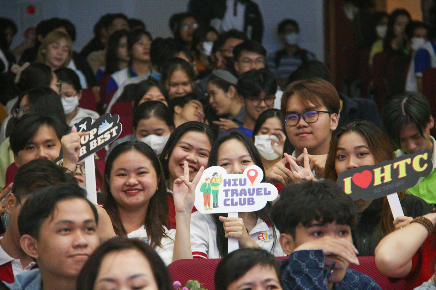 Không khí cổ vũ sôi động tại Hội trường C, trường ĐH Văn hóa TP. HCM. Không khí cổ vũ sôi động tại Hội trường C, trường ĐH Văn hóa TP. HCM.