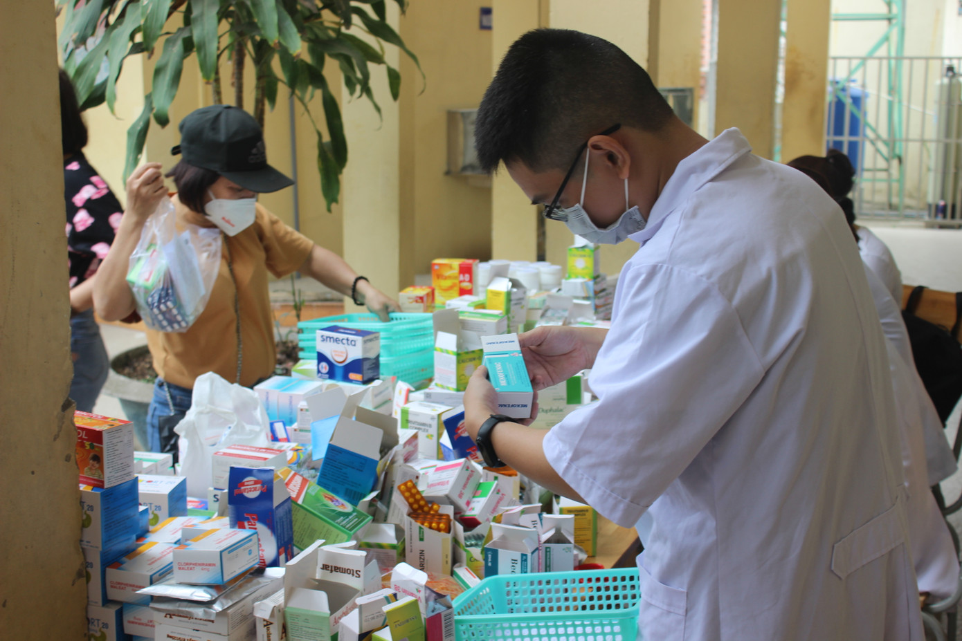 Sau khi khám xong, bà con sẽ cập cấp phát thuốc.