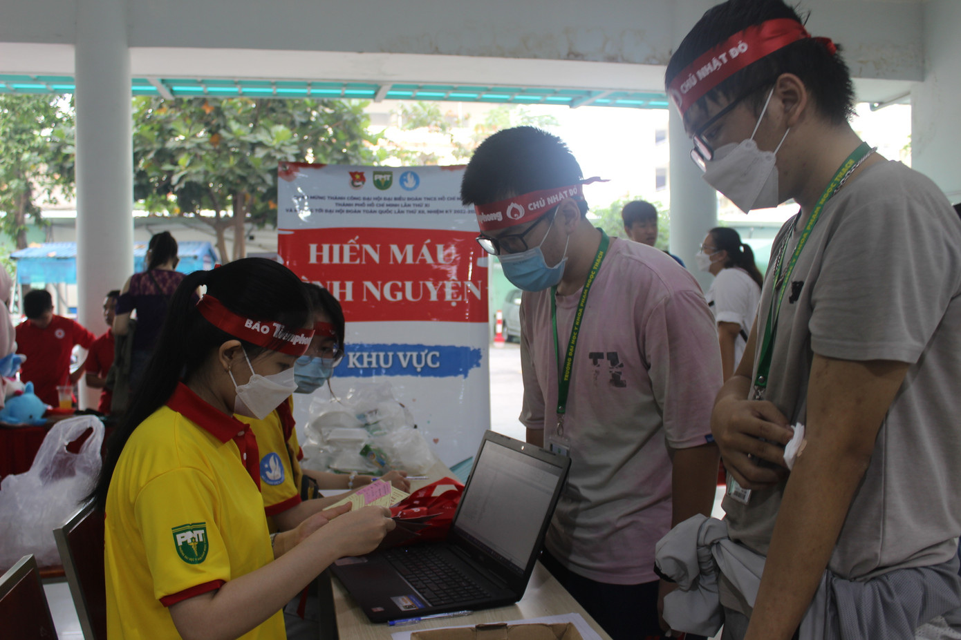 Các sinh viên hiến máu nhận giấy chứng nhận và quà tặng từ Ban Tổ chức.