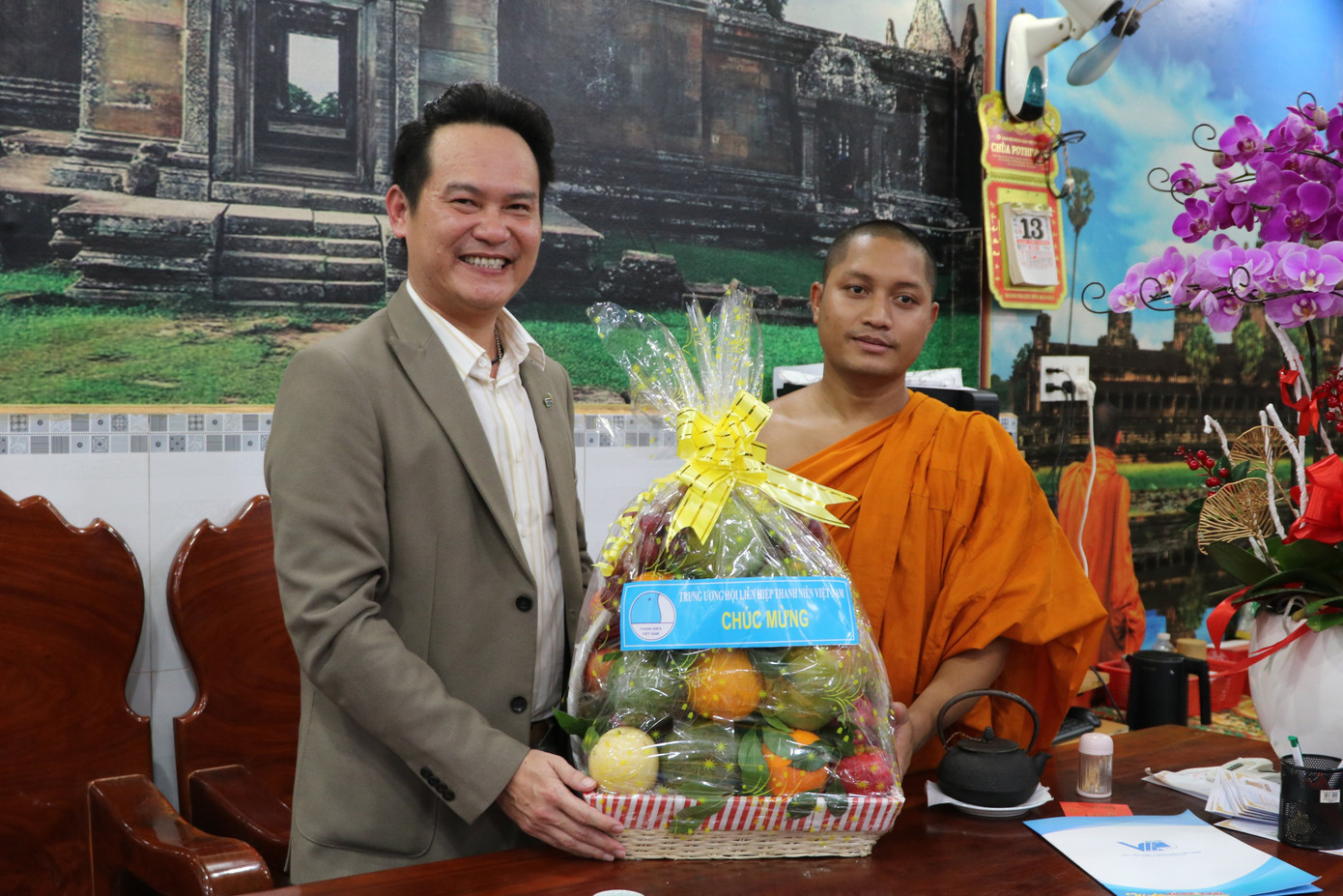 Anh Đặng Hồng Anh đã gửi tặng quà tới sư Sơn Hoàng Sướng (đại diện chùa Pothiwong). Anh Đặng Hồng Anh đã gửi tặng quà tới sư Sơn Hoàng Sướng (đại diện chùa Pothiwong).