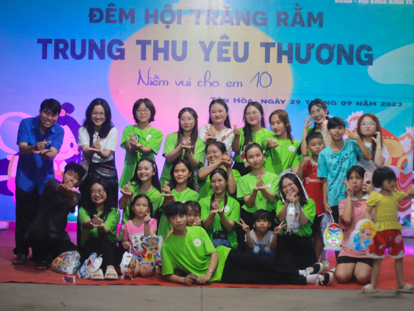 Tâm trạng vui tươi, hạnh phúc của các thành viên CLB khi tổ chức một đêm Trung Thu thành công ý nghĩa. Tâm trạng vui tươi, hạnh phúc của các thành viên CLB khi tổ chức một đêm Trung Thu thành công ý nghĩa.