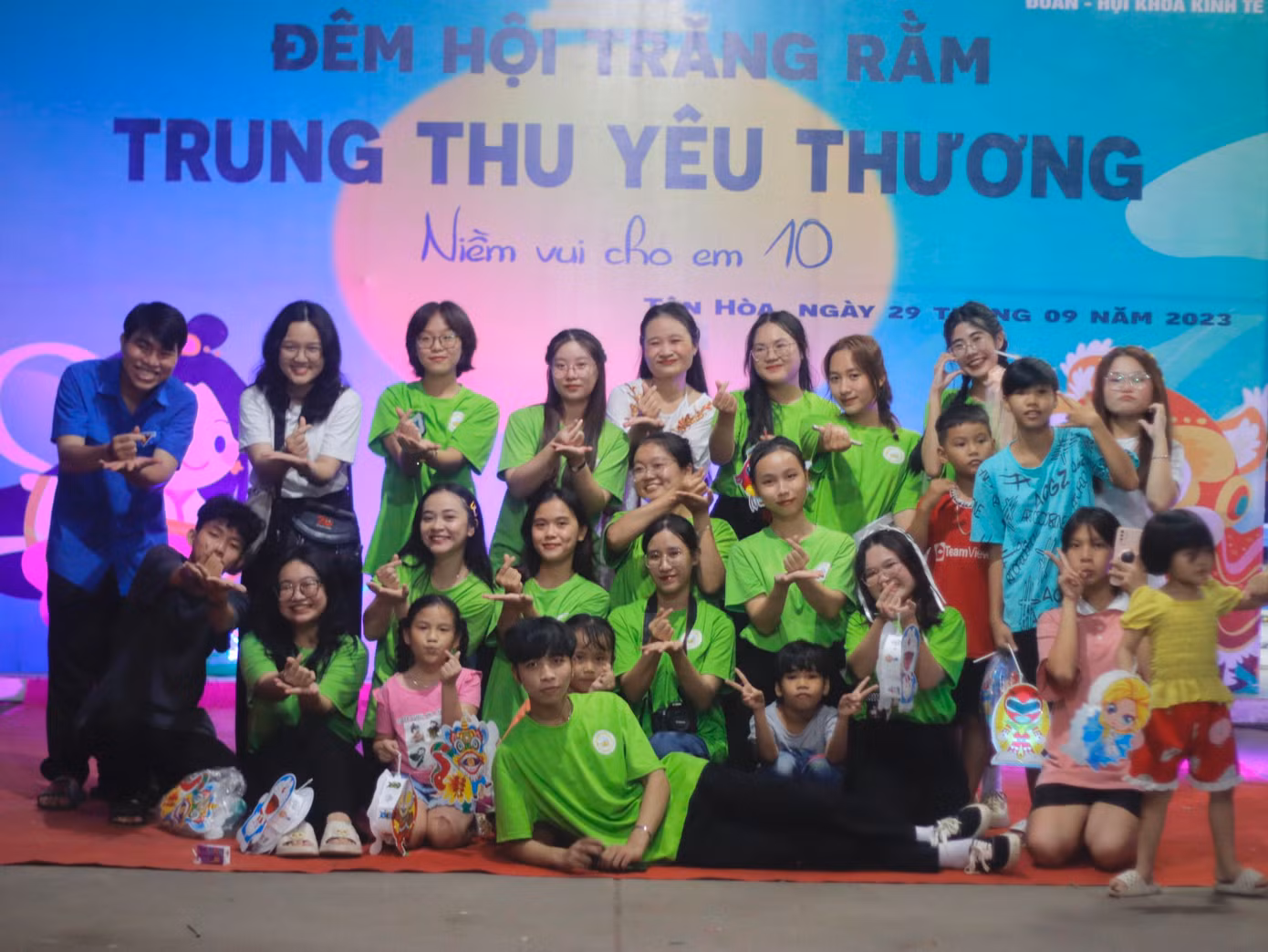 Tâm trạng vui tươi, hạnh phúc của các thành viên CLB khi tổ chức một đêm Trung Thu thành công ý nghĩa.