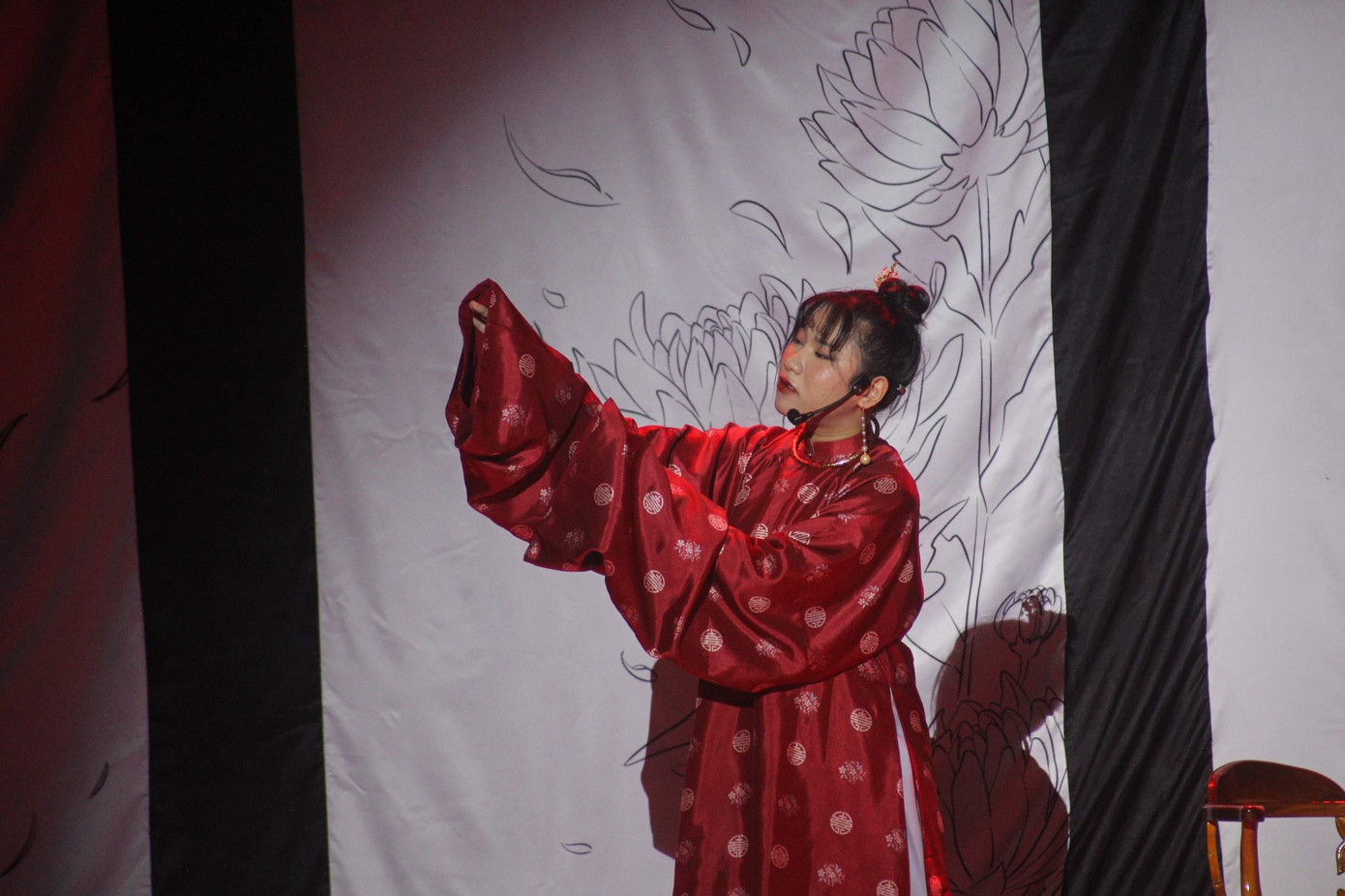 Hồng Bảo Ngọc đã gây ấn tượng mạnh với khán giả với vai diễn Hoạn Thư đầy gai góc nhưng không kém phần nữ tính. (Ảnh: CLB Sân khấu và Điện ảnh) Hồng Bảo Ngọc đã gây ấn tượng mạnh với khán giả với vai diễn Hoạn Thư đầy gai góc nhưng không kém phần nữ tính. (Ảnh: CLB Sân khấu và Điện ảnh)