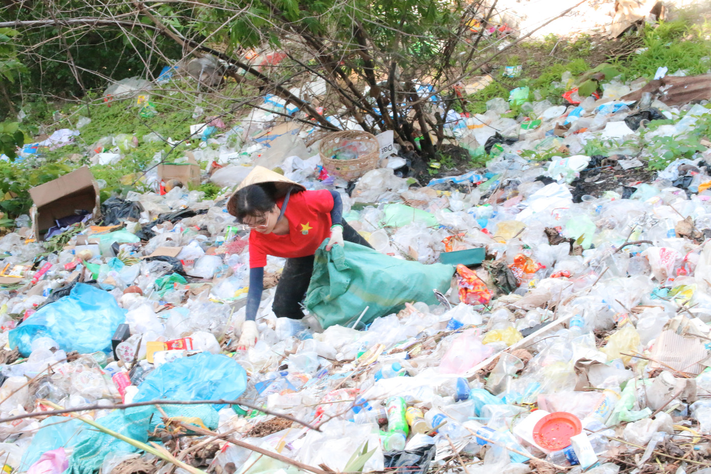 Tường Vi nhặt rác tại núi Châu Thới 11/6/2023. (Ảnh: NVCC) Tường Vi nhặt rác tại núi Châu Thới 11/6/2023. (Ảnh: NVCC)