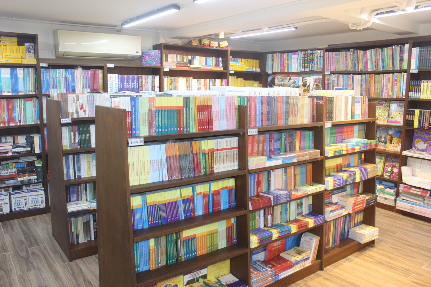 Khu vực sách tổng hợp mang lại cho khách hàng những trải nghiệm khác lạ.