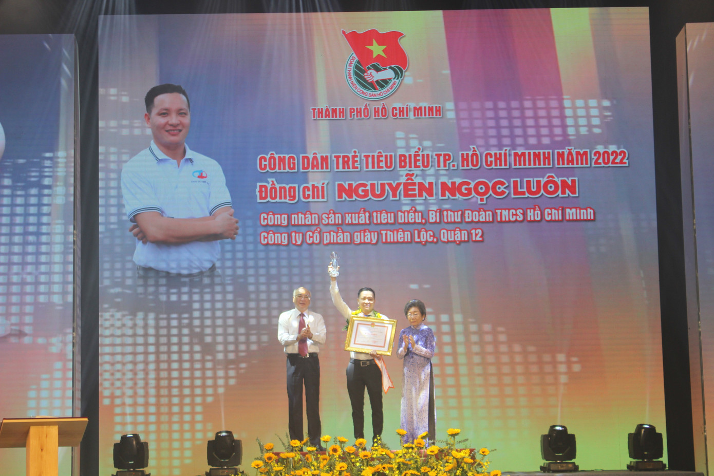 Anh Nguyễn Ngọc Luôn, Công nhân sản xuất tiêu biểu, Bí thư Đoàn Công ty Cổ phần giày Thiên Lộc, quận 12 nhận hoa và bằng khen tại lễ tuyên dương.
