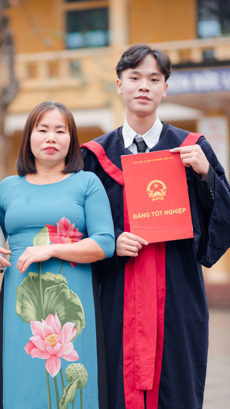 La Thiên Vũ và mẹ của mình - cô Phạm Thị Bình. (Ảnh: NVCC) La Thiên Vũ và mẹ của mình - cô Phạm Thị Bình. (Ảnh: NVCC)