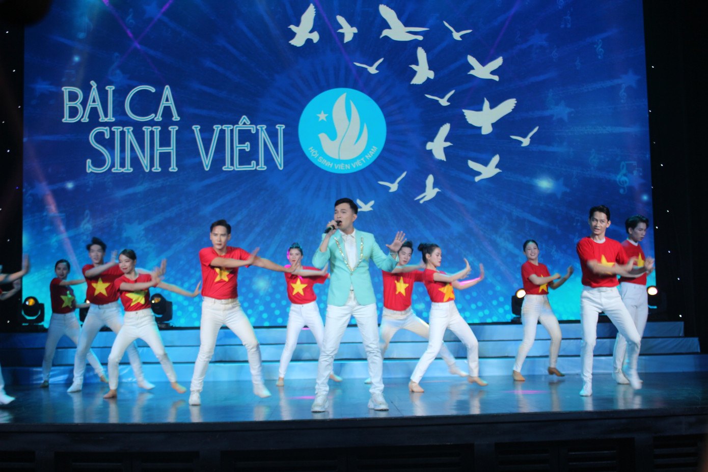 Ca sĩ Nam Cường làm nóng chương trình hơn với ca khúc Bài ca sinh viên (do nhạc sĩ Trần Hoàng Tiến sáng tác).