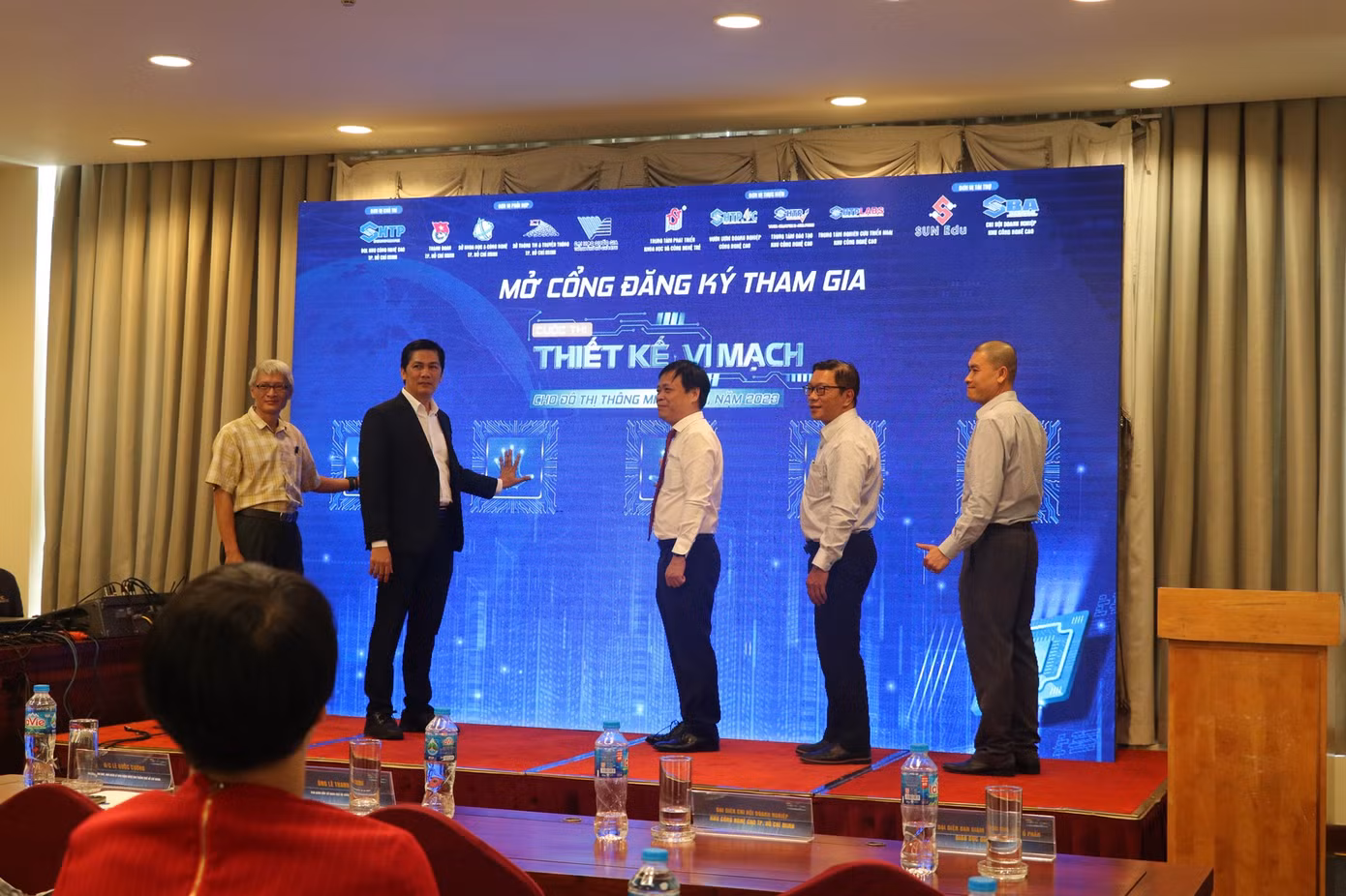 Đại diện các Ban Tổ chức thực hiện nghi thức phát động Cuộc thi Thiết kế vi mạch cho đô thị thông minh lần I, năm 2023. (Ảnh: Lan Huỳnh)
