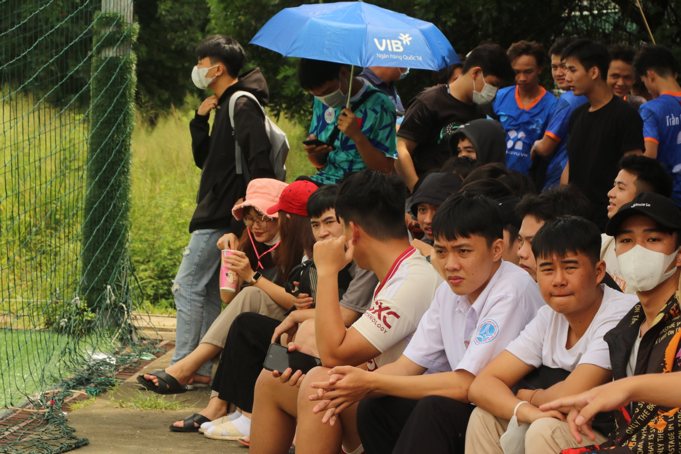 Các cổ động viên tập trung theo dõi trận đấu. (Ảnh: Lan Huỳnh)