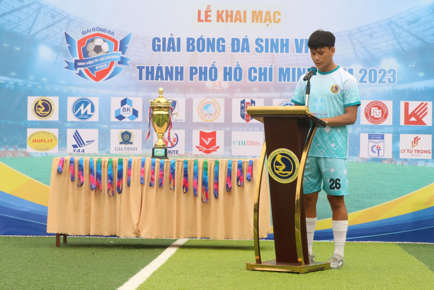 Vận động viên Lê Hoàng Tuấn - Đội bóng đá trường ĐH Giao thông Vận tải (Phân hiệu tại TP. HCM) đọc lời tuyên thệ. (Ảnh: Lan Huỳnh)